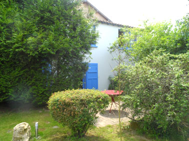 jardin face au gîte de la Cantinière.