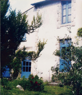 Facade de l'ancienne école, où se situe les chambres d'hôtes de l'Ecolière. Hébergement proche puy du fou.